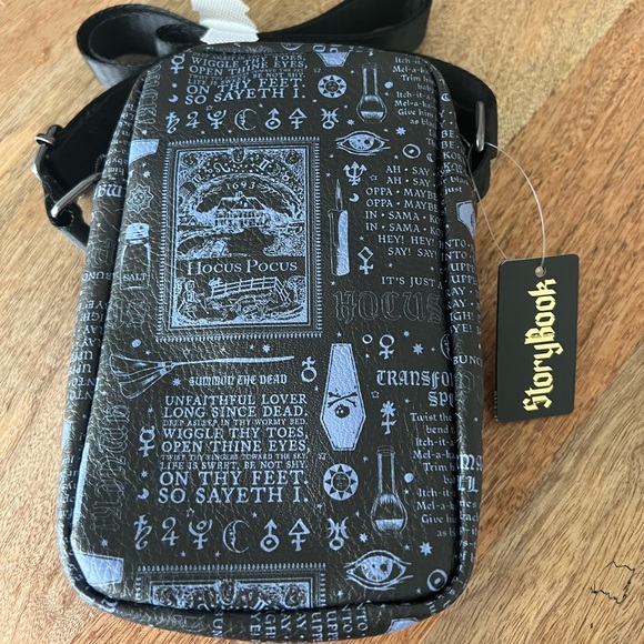 Disney Storybook Billy Hocus Pocus Crossbody Parks Bag new NWT - Picture 2 of 2